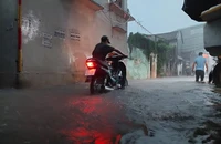 Hà Nội mưa xối xả, nhiều khu vực ngập sâu, đường phố kẹt cứng