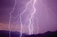 Mỗi năm có 2 triệu cú sét đánh, Việt Nam nằm trong vùng tâm giông lớn nhất thế giới