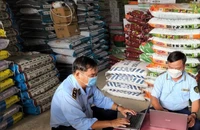 Trộn cả sỉ với đất để làm phân bón giả