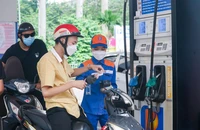 Hải quan đề nghị làm rõ việc tạm dừng rút giấy phép 5 công ty xăng dầu
