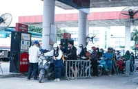 Chiều 1-11, giá xăng tăng thêm hơn 400 đồng mỗi lít