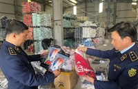 Thu giữ gần 30.000 bộ đồ thể thao nghi giả mạo thương hiệu nổi tiếng