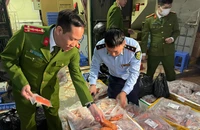 Nhiều đối tượng tìm cách tuồn cánh gà, đùi heo bẩn ra thị trường dịp Tết