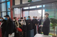 Cửa khẩu Hữu Nghị và Tân Thanh trong ngày đầu Trung Quốc nới lỏng kiểm soát dịch