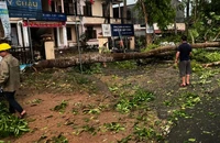 Sau nắng nóng kỷ lục 44 độ, mưa giông gió giật tốc mái hàng ngàn ngôi nhà