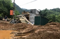 Giữa lúc đồng bằng nắng nóng, miền núi phía Bắc lại mưa lớn làm sập nhà, chết người
