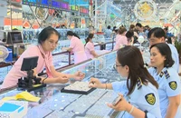 Quản lý thị trường kiểm tra một tiệm vàng lớn ở An Giang