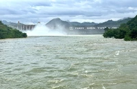 Đến 15 giờ hôm nay, thủy điện Tuyên Quang đóng tiếp 1 cửa xả lũ, chỉ còn 4 cửa xả đáy đang mở