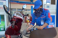 Giá xăng giảm mạnh từ chiều nay, xăng A95 còn hơn 19.800 đồng/lít