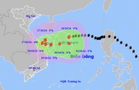 Bão Trà Mi giật cấp 14 đang hướng vào Trung Trung Bộ