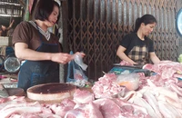 Giá thịt heo lập đỉnh mới: Bà nội trợ méo mặt, tiểu thương chán nản 