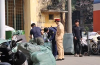Tạm giữ số lượng lớn hàng hóa nghi nhập lậu tại ga Hà Nội