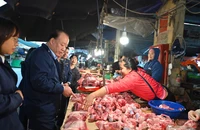 Cận Tết Bính Ngọ: Hàng hóa tại Hà Nội dồi dào, giá ổn định