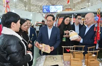 Người dân đổ về Hội chợ Mùa Xuân, doanh thu 9 tỉ đồng mỗi ngày 