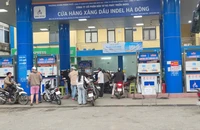 Cửa hàng 'tạm hết xăng' ở Hà Nội đã bán hàng trở lại