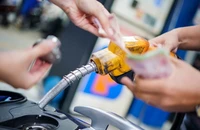 Giá xăng dầu tối 14-3: Xăng A95 ở mức 25.575 đồng/lít