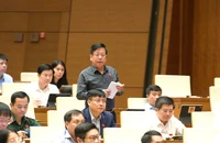 Không cho ủy quyền ký giấy khai tử, chủ tịch xã đi vắng cả tháng, người dân làm thế nào?