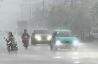 Cảnh báo mưa đá, lốc nguy hiểm đe doạ nhiều khu vực ở miền Bắc và miền Trung