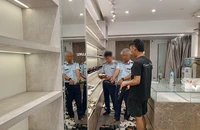 Kiểm tra cửa hàng thời trang ở Hà Nội, thu giữ loạt hàng hiệu nghi giả mạo