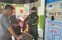 Cửa hàng xăng dầu ở Hà Nội đồng loạt chuyển sang bán xăng sinh học E10