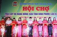 Đang diễn ra Hội chợ trái cây và hàng nông sản ở Bình Phước