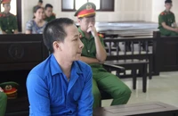 Bênh vợ, dùng dao đâm bạn cùng xóm trọ nguy kịch