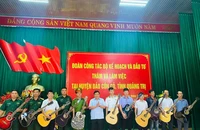 Bộ trưởng Nguyễn Chí Dũng thăm, tặng quà quân, dân huyện đảo Cồn Cỏ 