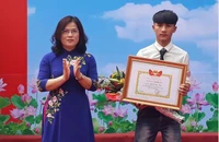 Tuyên dương nam sinh lớp 11 cứu người trong tai nạn