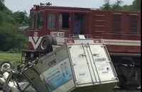 Xe tải cố vượt qua đường sắt bị tàu hỏa tông ngang 
