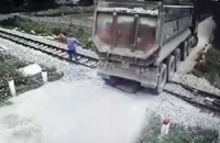 Nhân viên gác chắn cứu đoàn tàu khỏi tai nạn thảm khốc