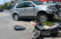 Va chạm xe biển xanh với xe máy điện, cô gái phải cấp cứu