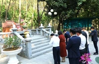 Bí thư Nguyễn Văn Nên dâng hương, hoa tại khu mộ thân mẫu Bác Hồ 