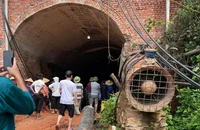 Nghệ An: Dân bức xúc kéo vào hầm quặng vì cho rằng tạo ra sụt lún nhà mình