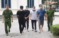 Bắt giám đốc và 9 người mua bán tài khoản ngân hàng