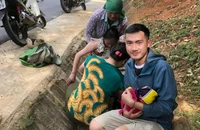 Sản phụ sinh con bên quốc lộ được công an và y tá đỡ đẻ