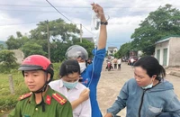 Nữ thí sinh đeo bình truyền nước trên tay đến phòng thi 
