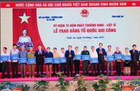Chủ tịch Quốc hội trao Bằng Tổ quốc ghi công cho thân nhân các liệt sĩ 