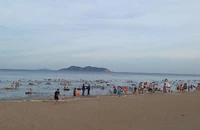 2 bí thư phường dũng cảm cùng cứu 6 người đuối nước ở biển Cửa Lò