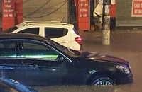Mưa lớn, người dân Nghệ An và Hà Tĩnh đang lo sợ nước lũ dâng ngập nhà 