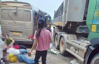 Ô tô tải tông xe khách chở nữ công nhân, nhiều người bị thương 