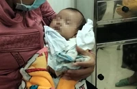 Bé trai bị bỏ rơi cùng tấm giấy ‘mẹ lỡ duyên, xin lỗi con nhiều lắm’