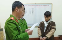 Khởi tố thanh niên cầm dao chặn đường, chém người đi đám cưới 