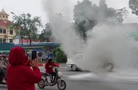 Ô tô đang chạy thì bốc cháy