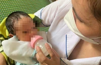 Bé trai bị bỏ rơi ở cổng chùa đã có người thân đến nhận về 