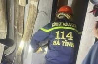 Cảnh sát dập lửa cứu 3 bà cháu trong vụ cháy nhà