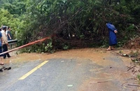 Cứu hai cô giáo đi dạy về bị núi sạt lở vùi lấp