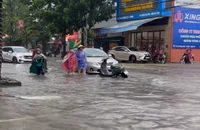 Mưa lớn, nhiều tuyến đường ở TP Vinh ngập sâu