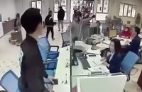 Clip ghi cảnh kẻ bịt mặt vào cướp ngân hàng ở Nghệ An