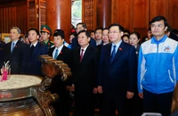 Chủ tịch Quốc hội dâng hương, tưởng niệm Chủ tịch Hồ Chí Minh và các anh hùng, liệt sĩ tại Nghệ An