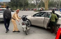 Cán bộ hải quan dùng nón bảo hiểm đập vỡ kính xe hơi sau va chạm bị tạm đình chỉ công tác